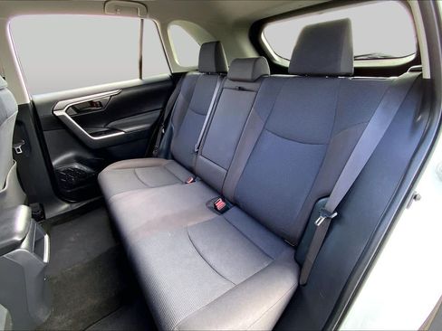 Used 2019 Toyota RAV4 LE FWD image 20