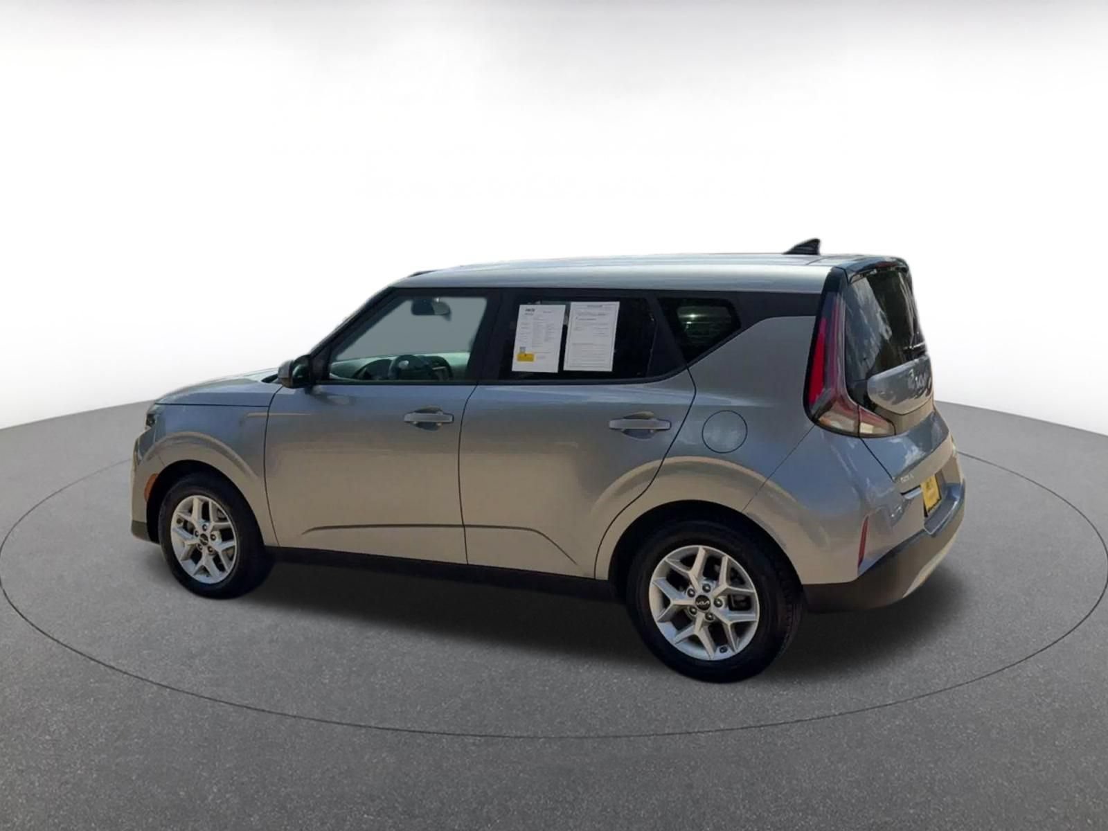 Used 2025 Kia Soul LX w/ LX Technology Package FWD image 9