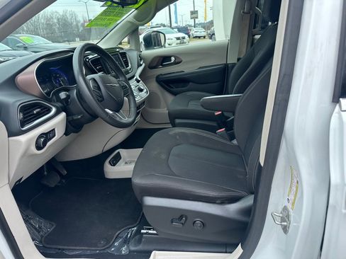 Used 2023 Chrysler Voyager LX image 11