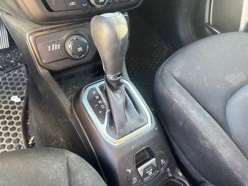 Used 2023 Jeep Renegade Latitude AWD/4WD image 15