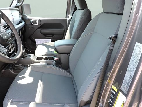 New 2025 Jeep Gladiator Sport AWD/4WD image 13