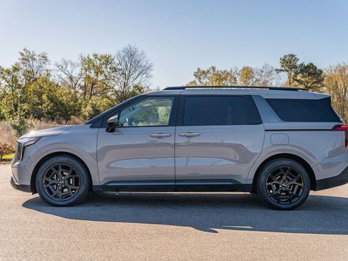 Used 2025 Kia Carnival SX Prestige image 4