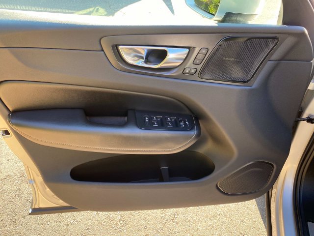Used 2019 Volvo XC60 T5 R-Design FWD image 12
