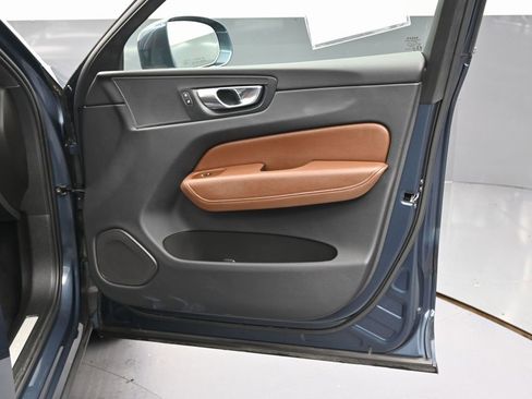 Used 2022 Volvo XC60 B5 Momentum w/ Climate Package image 36