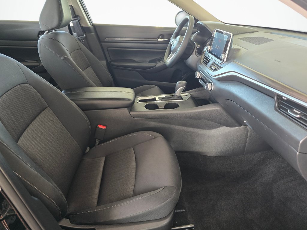Used 2025 Nissan Altima 2.5 SV FWD image 41