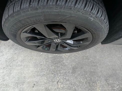 Used 2022 Volkswagen Taos SE image 4