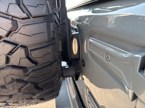 Used 2018 Jeep Wrangler Unlimited Sahara w/ Quick Order Package 24M Moab image 19