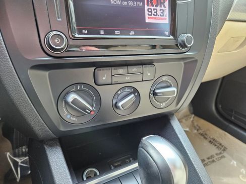 Used 2016 Volkswagen Jetta SE image 4