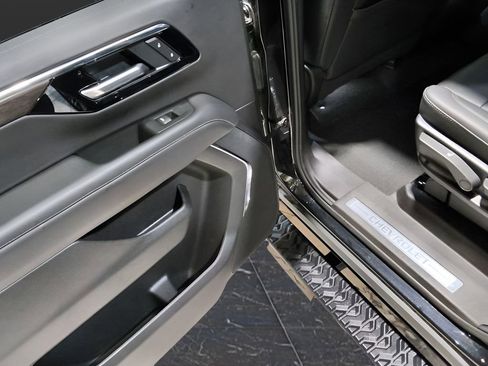 Used 2025 Chevrolet Suburban Z71 image 33