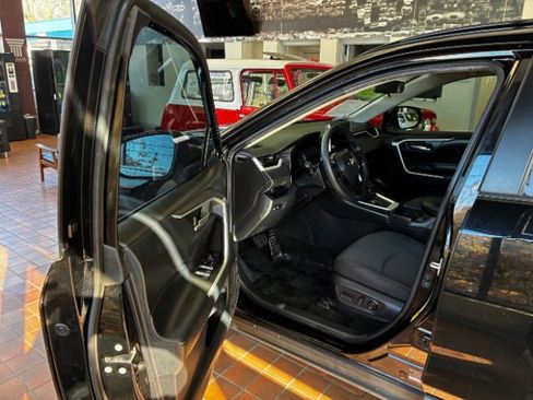 Used 2023 Toyota RAV4 XLE image 17