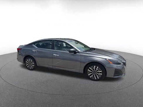 Used 2025 Nissan Altima 2.5 SV FWD image 2