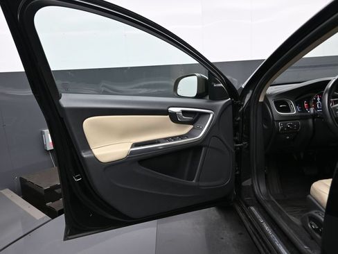 Used 2018 Volvo S60 T5 Dynamic w/ Vision Package FWD image 8