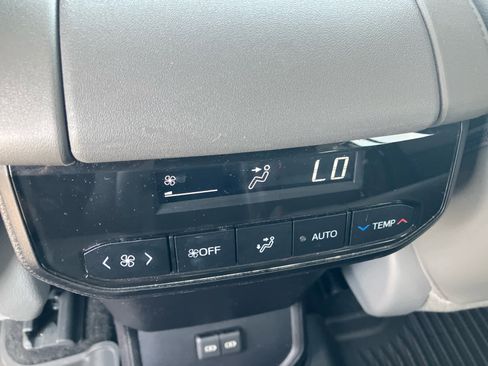 Used 2023 Toyota Highlander XLE AWD/4WD image 35
