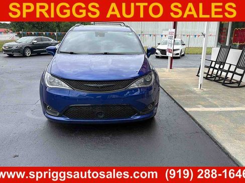 Used 2020 Chrysler Pacifica Touring-L Plus w/ Advanced Safetytec Group FWD image 2