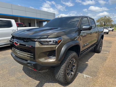 Used 2024 Chevrolet Colorado ZR2 w/ ZR2 Convenience Package III image 2