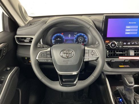 New 2026 Toyota Highlander Platinum image 11
