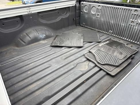 Used 2021 Nissan Titan SV w/ SV Convenience Package RWD image 13