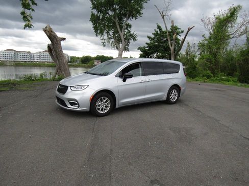 Used 2024 Chrysler Pacifica Touring-L FWD image 3