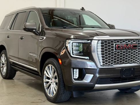 Used 2021 GMC Yukon Denali w/ Denali Premium Package AWD/4WD image 2