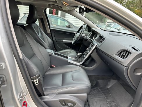Used 2015 Volvo V60 T5 Platinum image 22