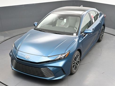 Used 2025 Toyota Camry XLE w/ Premium Plus Package image 27