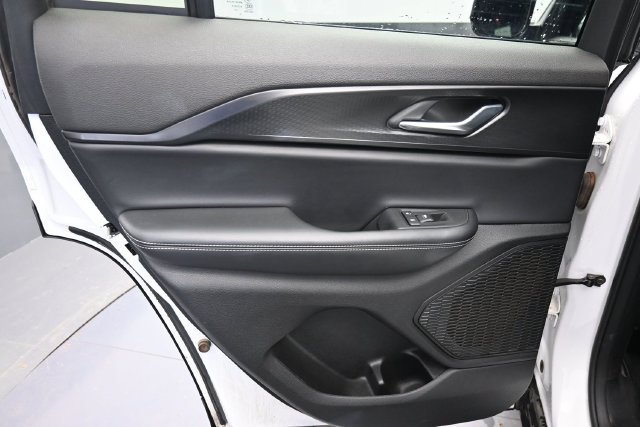 Used 2025 Jeep Grand Cherokee Altitude AWD/4WD image 34