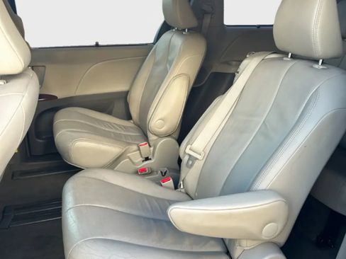 Used 2013 Toyota Sienna XLE image 7
