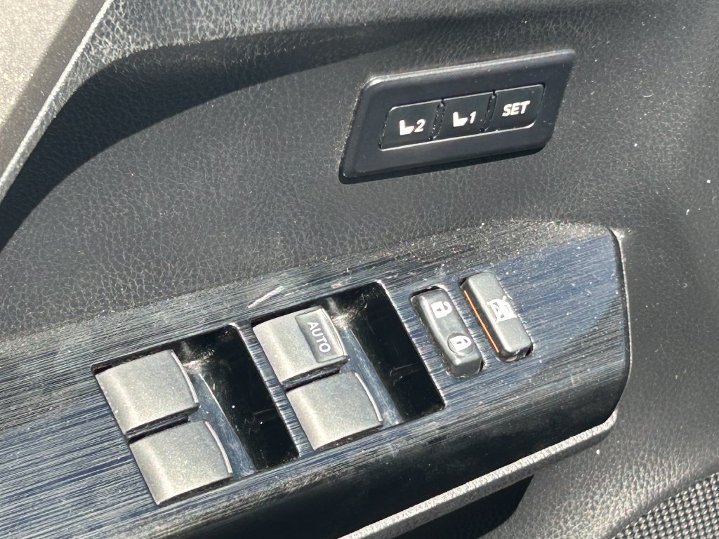 Used 2018 Toyota RAV4 Limited FWD image 26