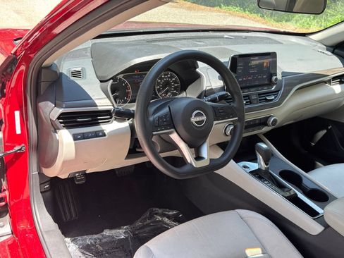 Used 2025 Nissan Altima 2.5 SV FWD image 34
