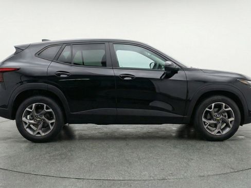 Used 2025 Chevrolet Trax LT FWD image 11