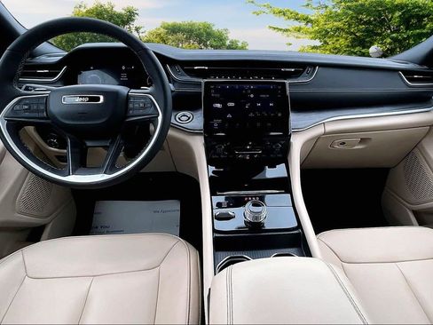 Used 2024 Jeep Grand Cherokee Limited image 15