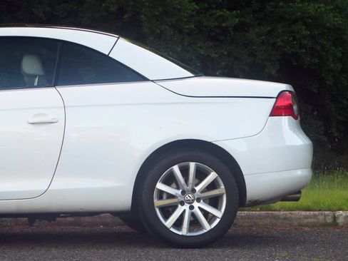 Used 2008 Volkswagen Eos 2.0T FWD image 22