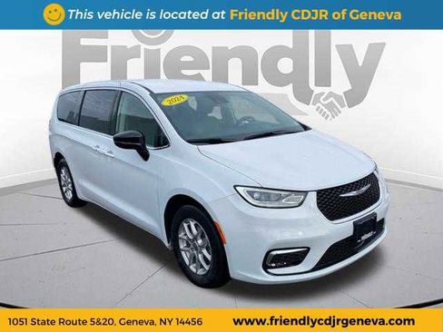 Used 2024 Chrysler Pacifica Touring-L image 3