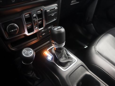 Used 2019 Jeep Wrangler Unlimited Sahara AWD/4WD image 19