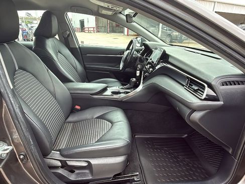 Used 2022 Toyota Camry SE w/ Carpet Mat Package (TMS) image 30