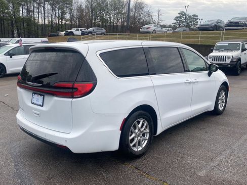 Certified 2025 Chrysler Pacifica Select image 5