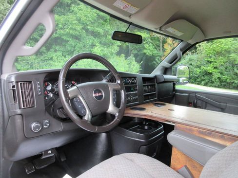 Used 2018 GMC Savana 2500 Extended w/ Driver Convenience Package RWD image 31