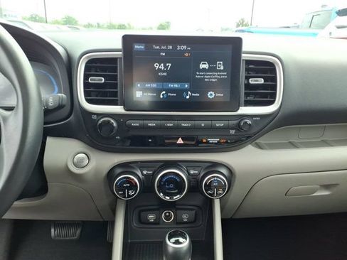 Used 2025 Hyundai Venue SEL FWD image 10