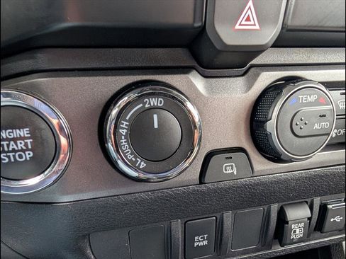 Used 2022 Toyota Tacoma TRD Off-Road image 12