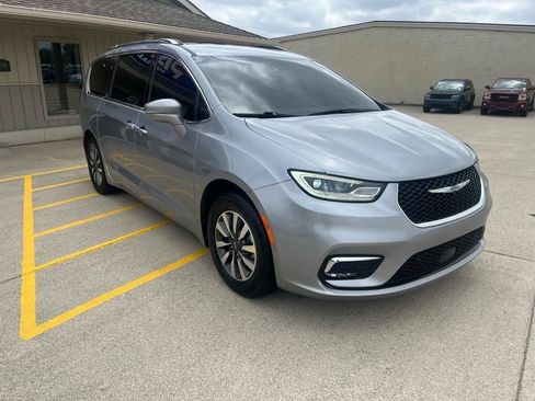 Used 2021 Chrysler Pacifica Touring-L FWD image 3