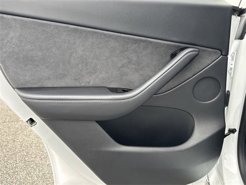 Used 2020 Tesla Model Y Long Range image 22