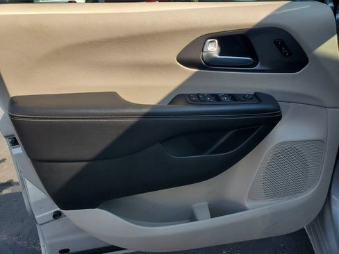 Used 2024 Chrysler Pacifica Touring-L FWD image 7