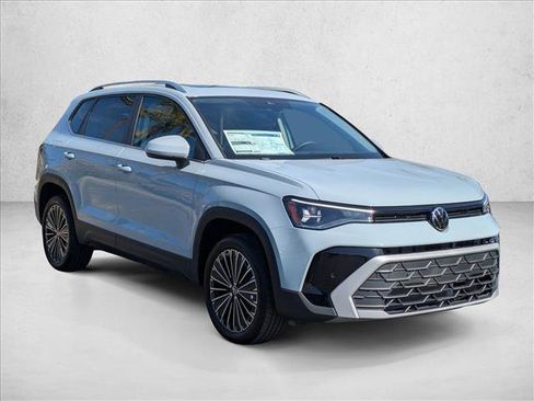 New 2026 Volkswagen Taos SE image 5