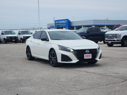 Used 2024 Nissan Altima 2.5 SR FWD image 3