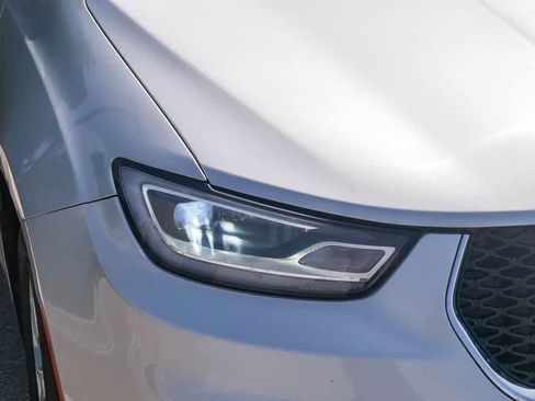 Used 2023 Chrysler Pacifica Touring-L image 4