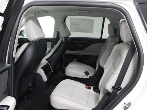 New 2026 Lincoln Aviator 2WD w/ Jet Appearance Package image 25