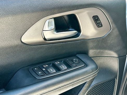 Used 2025 Chrysler Pacifica Select image 17