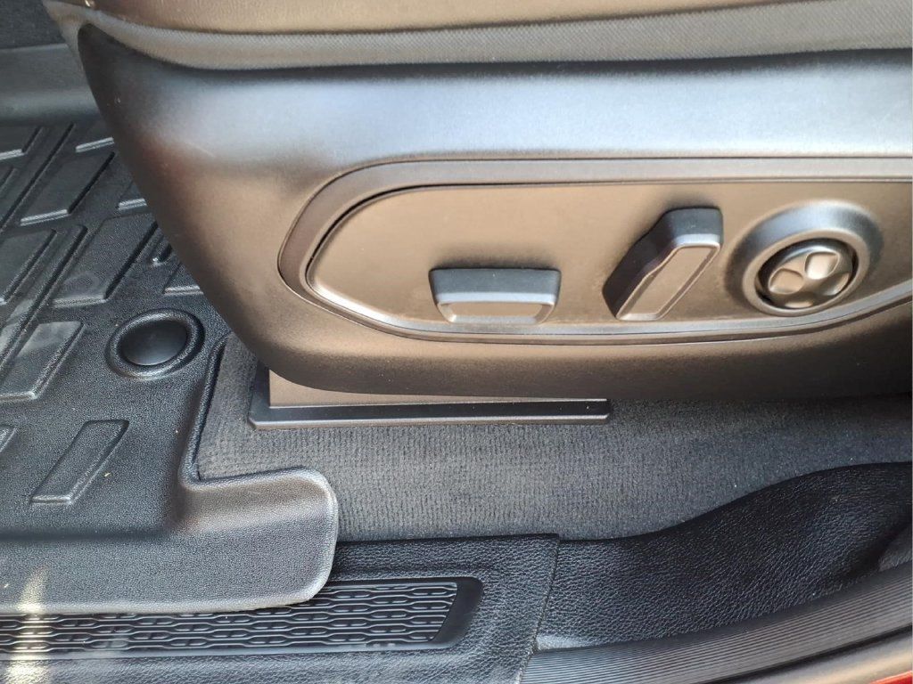 Used 2025 Jeep Grand Cherokee L Altitude RWD image 15