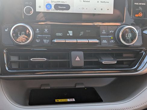 Used 2023 Toyota Highlander XLE AWD/4WD image 19