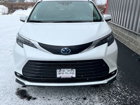Used 2025 Toyota Sienna XLE w/ XLE Plus Package image 2